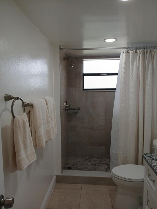 Foto del edificio - 4760 Lucerne Lakes Blvd E
