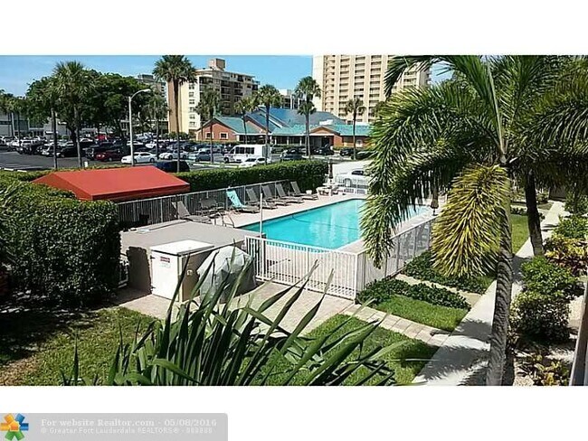 Heated swimming pool - 3200 NE 7th Ct