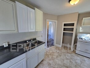 Building Photo - 437 1/2 Riehl St