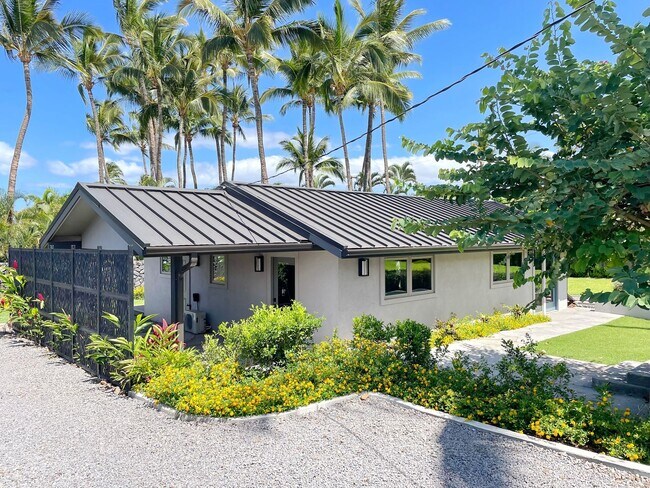 Foto del edificio - Experience Island Living in a Renovated 2-...
