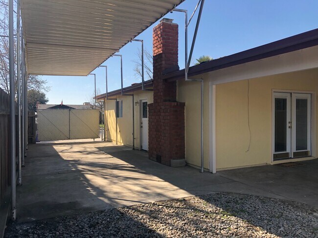 Foto del edificio - 3 bd, 2 ba, with in-ground pool & covered RV parking