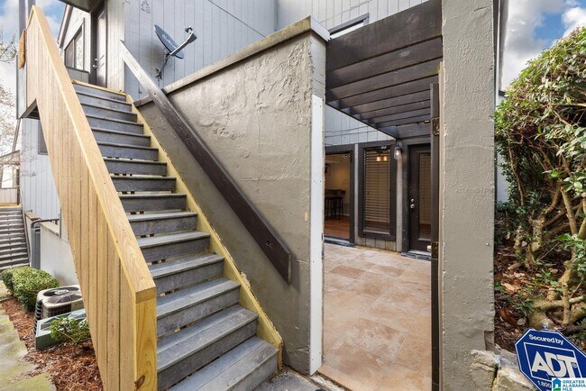 Foto del edificio - 3350 Altamont Rd S