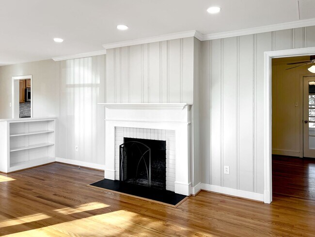 Building Photo - Contemporary 3 Bedroom, 1.5 Bathroom Ranch...