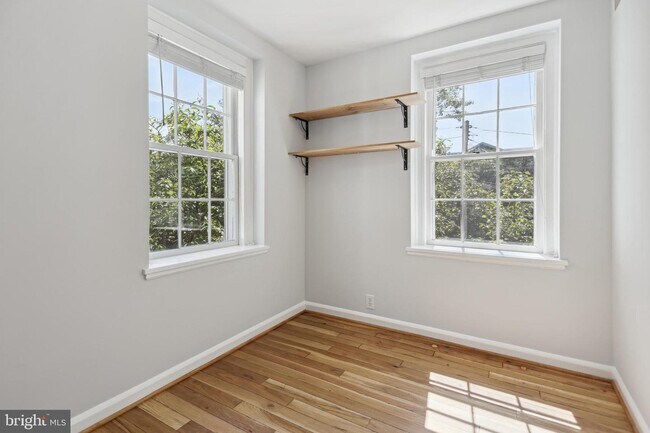 Foto del edificio - 3807 Rodman St NW