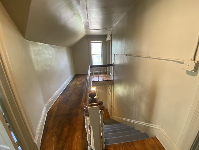 Building Photo - 2 Bed 1 Bath very close to UWEC available June 1st.