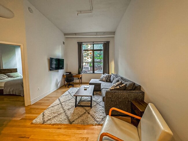 Foto del edificio - Luxurious 1 Bed 1 Bath Condo In Desired Courthouse Community - Water Included in Rent!