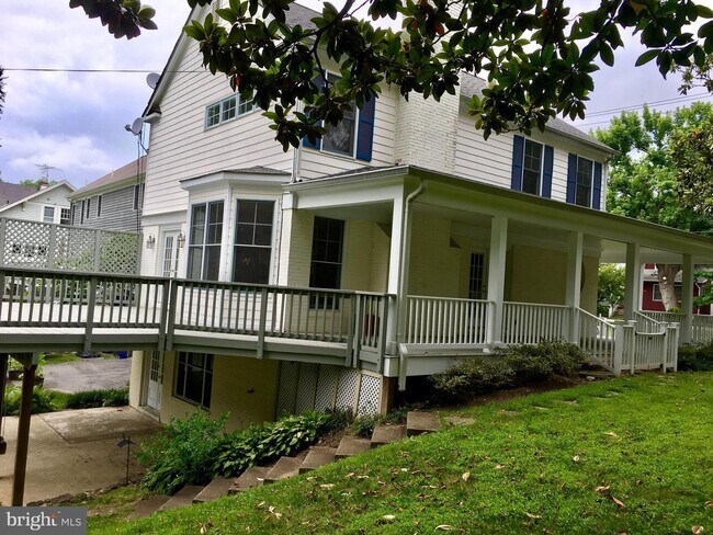 Foto del edificio - 5610 Sherier Pl NW