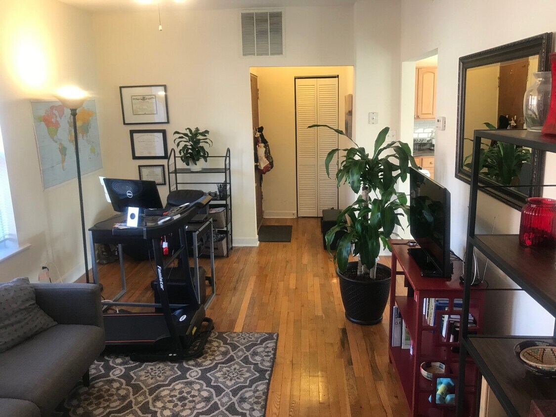 Living - 3525 N Broadway St