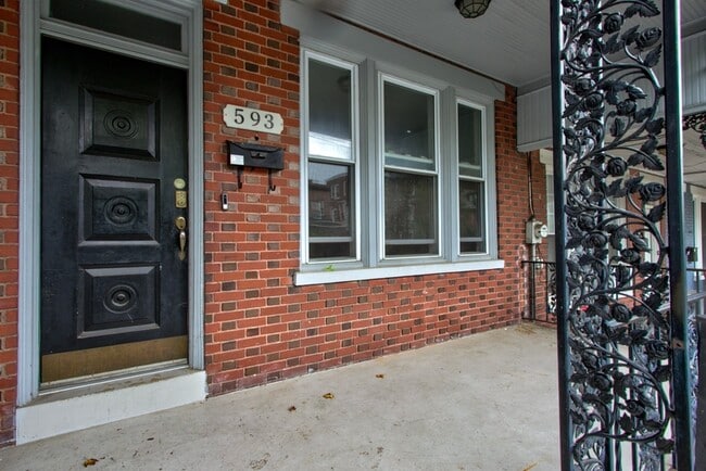 Building Photo - 593 N Plum St