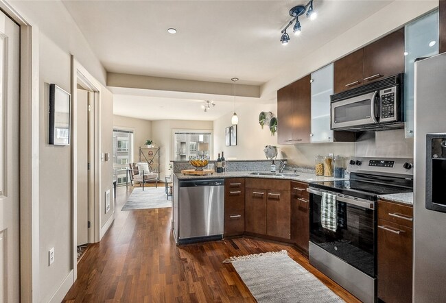 Building Photo - Stunning 1 bed condo in desirable Belltown...