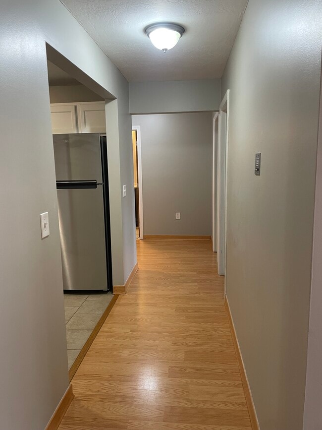 Pasillo - 1 Bristol Ct