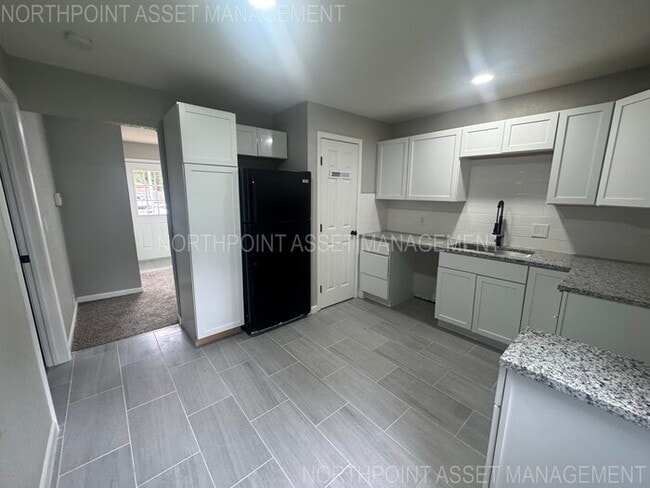 Building Photo - Spacious & Bright 3-Bed, 2-Bath Home in Fa...