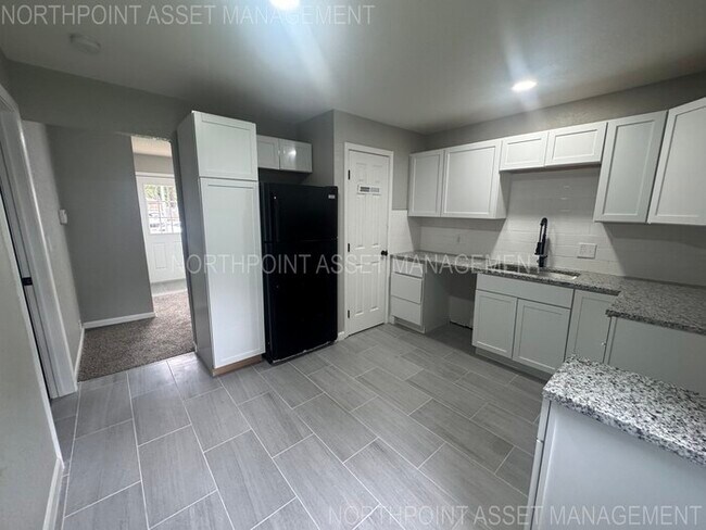 Foto del edificio - Spacious & Bright 3-Bed, 2-Bath Home in Fa...