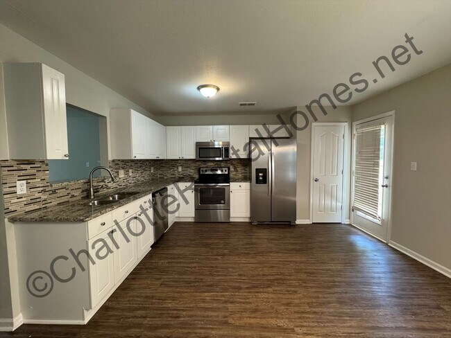 Foto del edificio - Spacious two story home in Charlotte