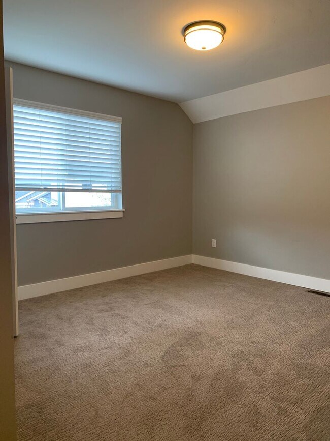 Foto del edificio - 572 N Laurel Pkwy