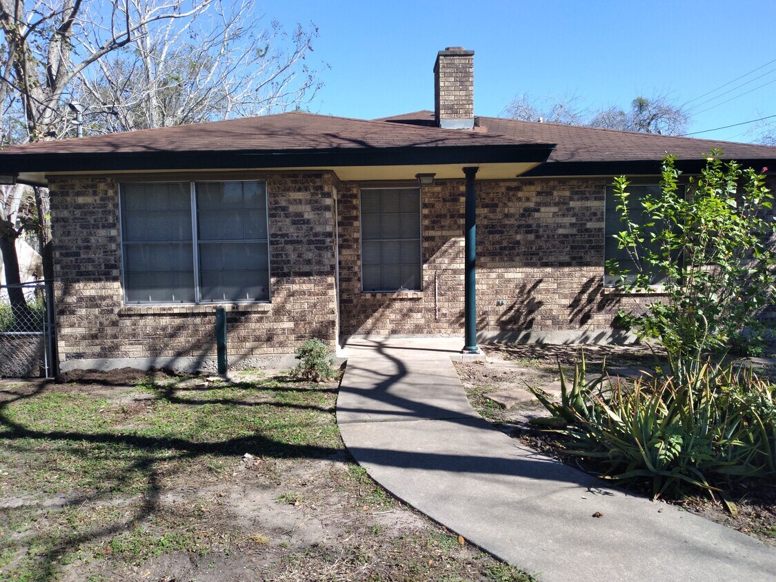 Primary Photo - 825 Avenue B