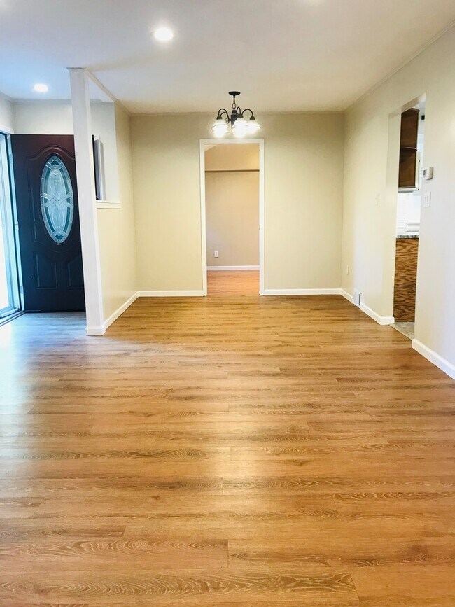 Foto del edificio - Gorgeous 4-Bedroom Single Family Home in B...