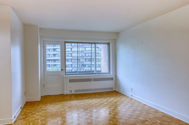 Building Photo - 3555 Chem. de la Côte-des-Neiges