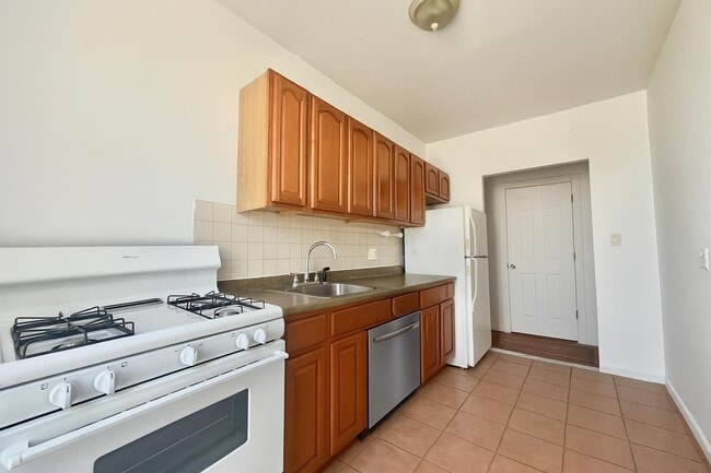 Building Photo - 165 Pinehurst Ave