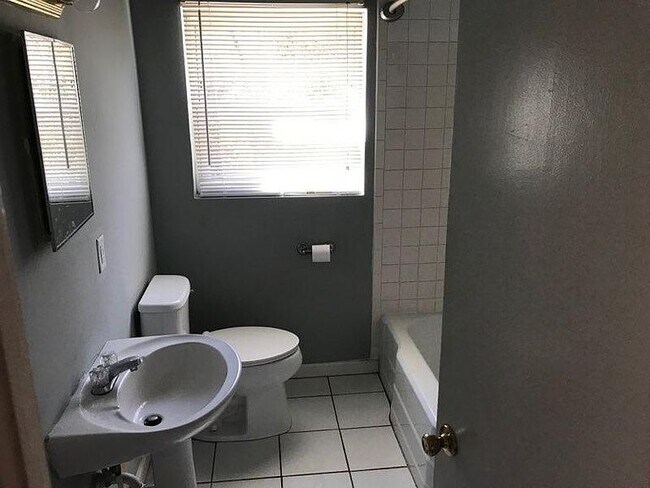 Foto del edificio - 4025 Hiddenbrook Dr