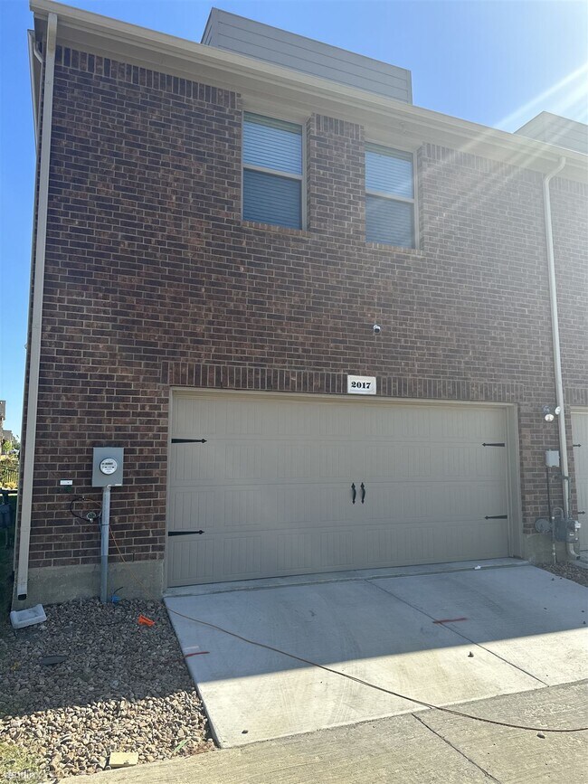 Building Photo - 3 br, 2.5 bath Townhome - 2017 Crooked Bow...