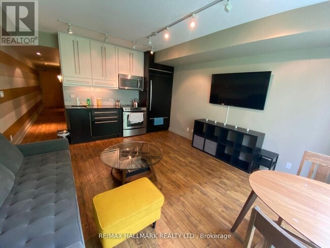 Building Photo - 350 Wellington St W