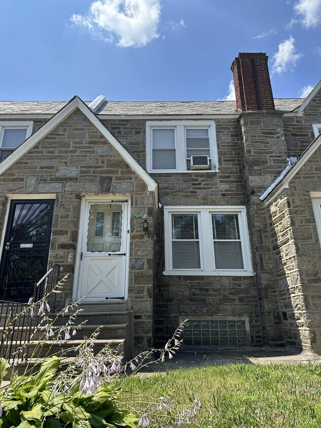 Primary Photo - 1845 E Washington Ln