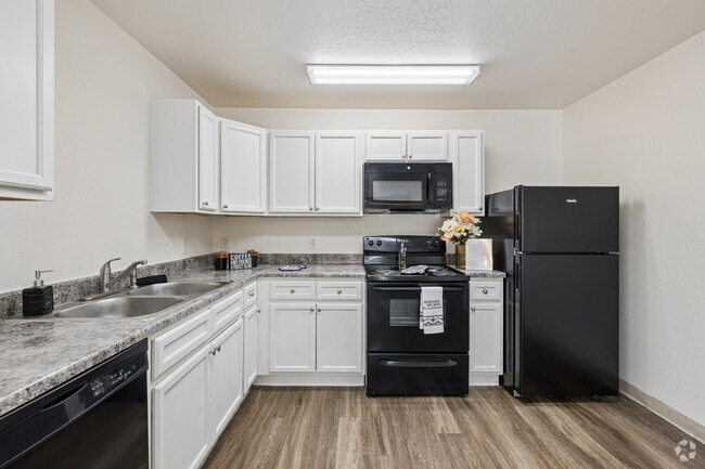 2BR, 1BA - 817SF - Kitchen - Mission Vista