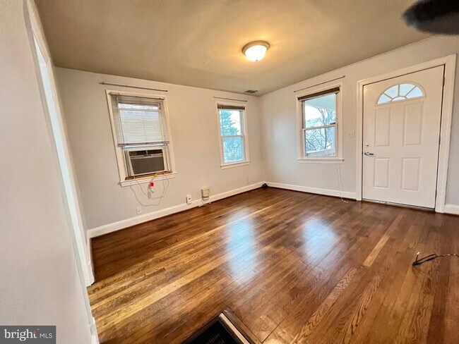 Building Photo - 3712 Lawrence Ave