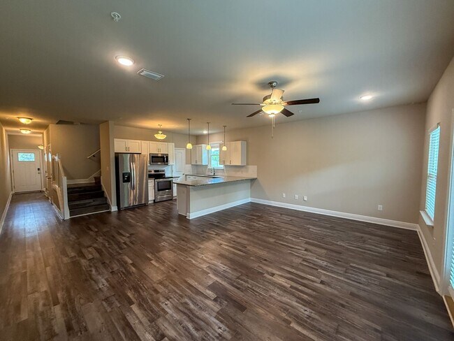 Foto del edificio - 3 Bedroom 2.5 Bath Townhouse with Community Pool!