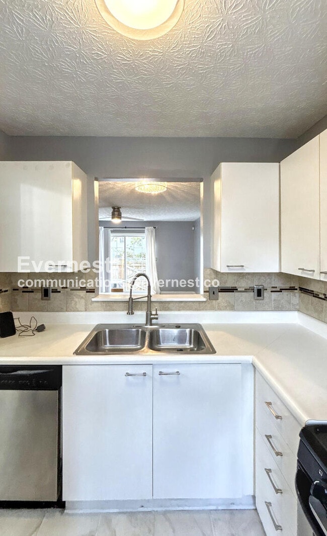 Building Photo - 2 Bed/1.5 Bath Condo with Washer/Dryer / P...
