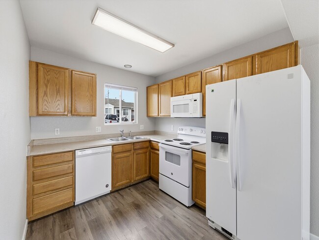 Building Photo - Spacious Townhome with Functional Layout