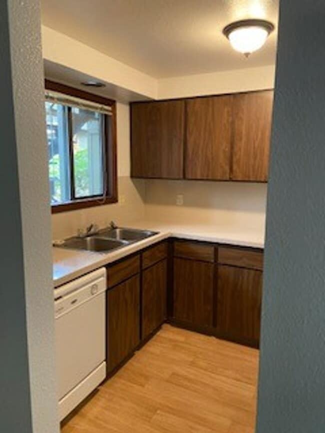 Building Photo - Spacious One Bedroom, One Bathroom