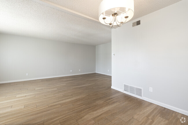 2BR, 1BA - 1038SF - Chateau Apartments