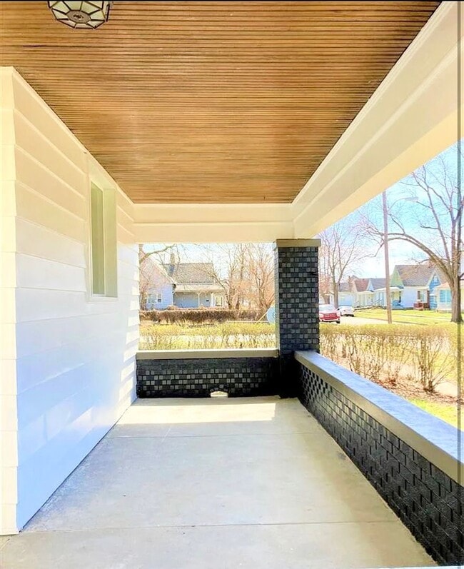 Building Photo - Charming North Side 2BR Home – Updated & M...