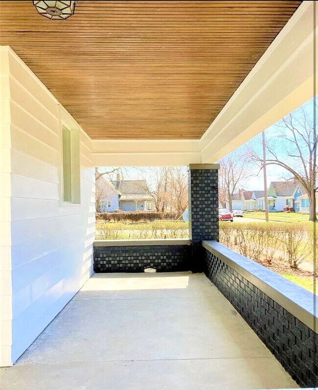 Foto del edificio - Charming North Side 2BR Home – Updated & M...