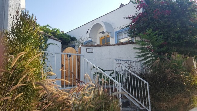 Building Photo - 3927 Melrose Ave