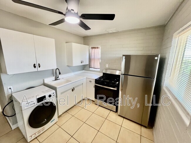 Foto del edificio - 3041 E Proctor Vista