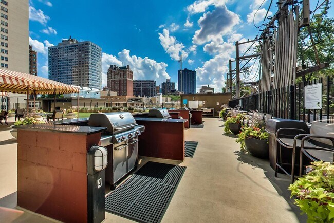 Foto del edificio - 655 W Irving Park Rd