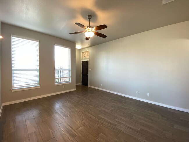 Building Photo - Near Creekside Shopping & Restaurants /  F...
