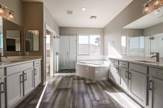 Foto del edificio - Seven Hills Remodeled 4 Bedroom Pool Home!