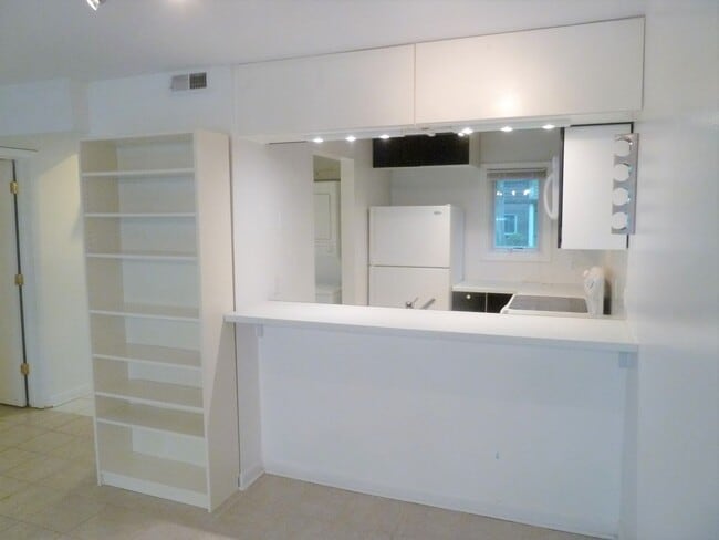 Building Photo - Sleek, Modern Two bedroom Chancellor Squar...