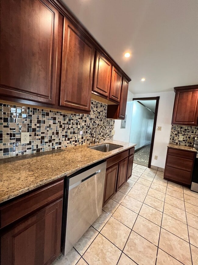 Building Photo - 3 Bedroom Apartment Available w/ 2 car garage
