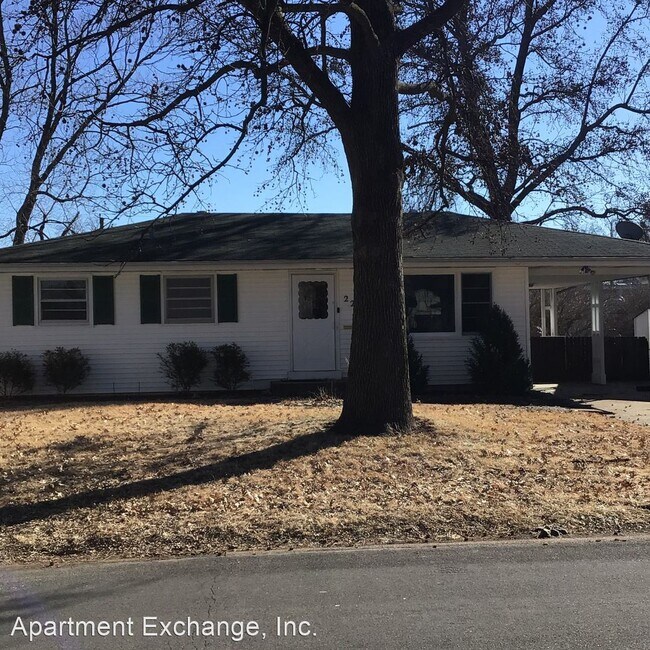 Building Photo - 3 br, 1 bath House - 22 Manor Dr.