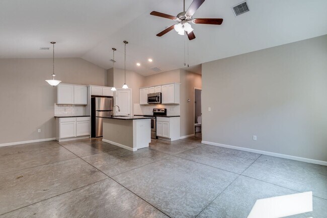 Foto del edificio - Beautiful Three Bedroom, Two Bathroom