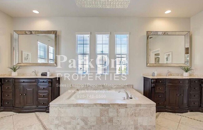 Foto del edificio - Stunning Montecito Home with Lime Ridge Trail Access