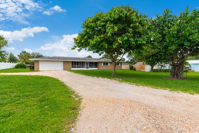 Building Photo - 925 SE Osceola St