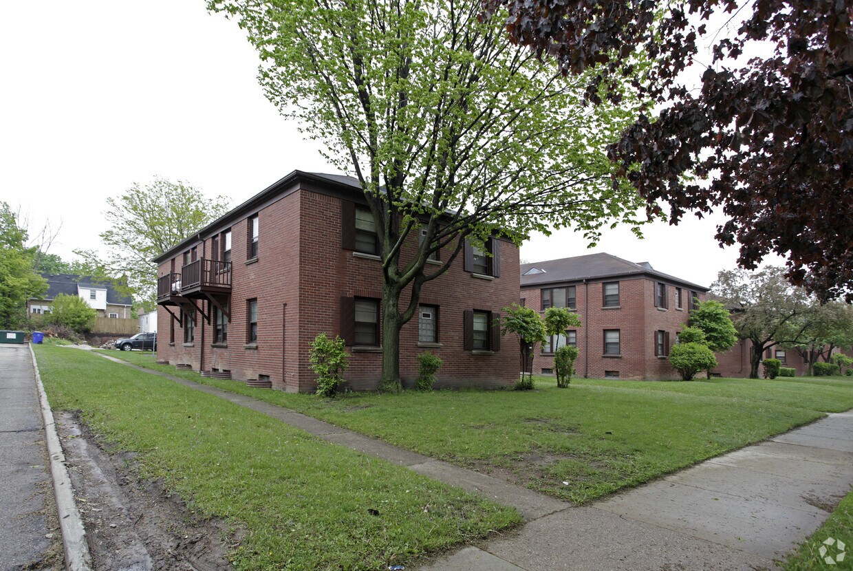 Building Photo - Bluemound Courtyards