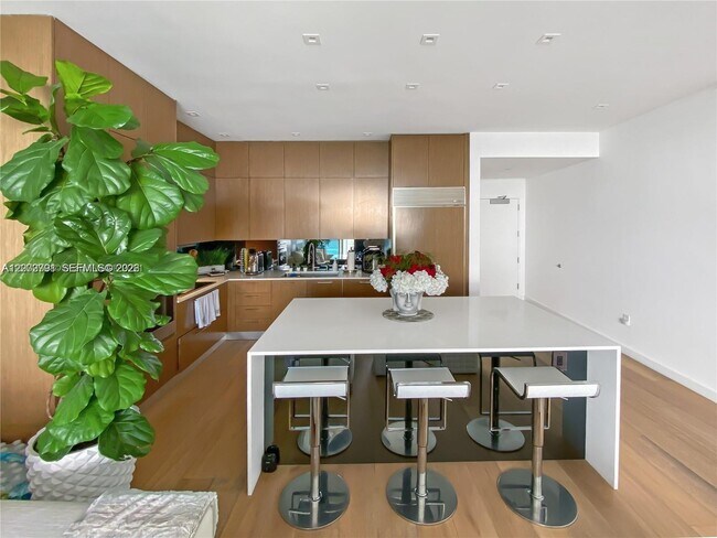 Foto del edificio - 2020 N Bayshore Dr