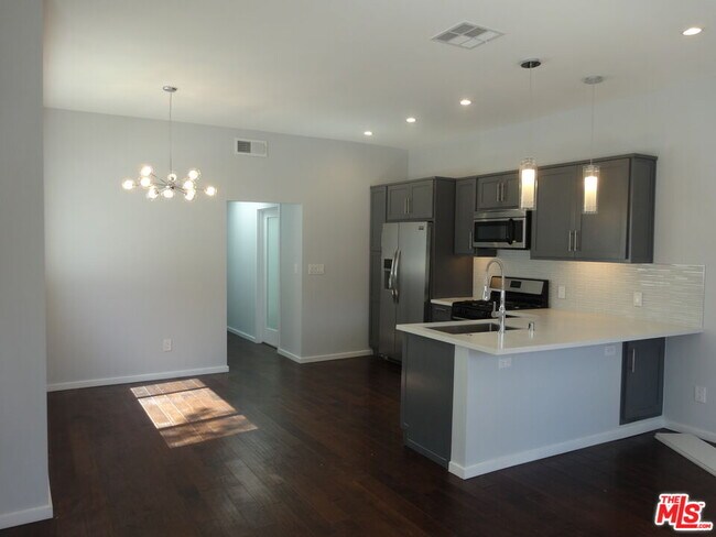 Foto del edificio - 809 N W Knoll Dr